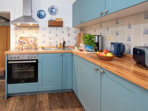 Kühlschrank, Ofen, Toaster, Hochstuhl