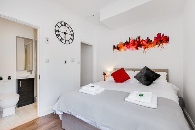 Super Central Hotel Style Ensuite Bedroom #3