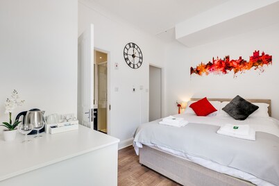 Super Central Hotel Style Ensuite Bedroom #3