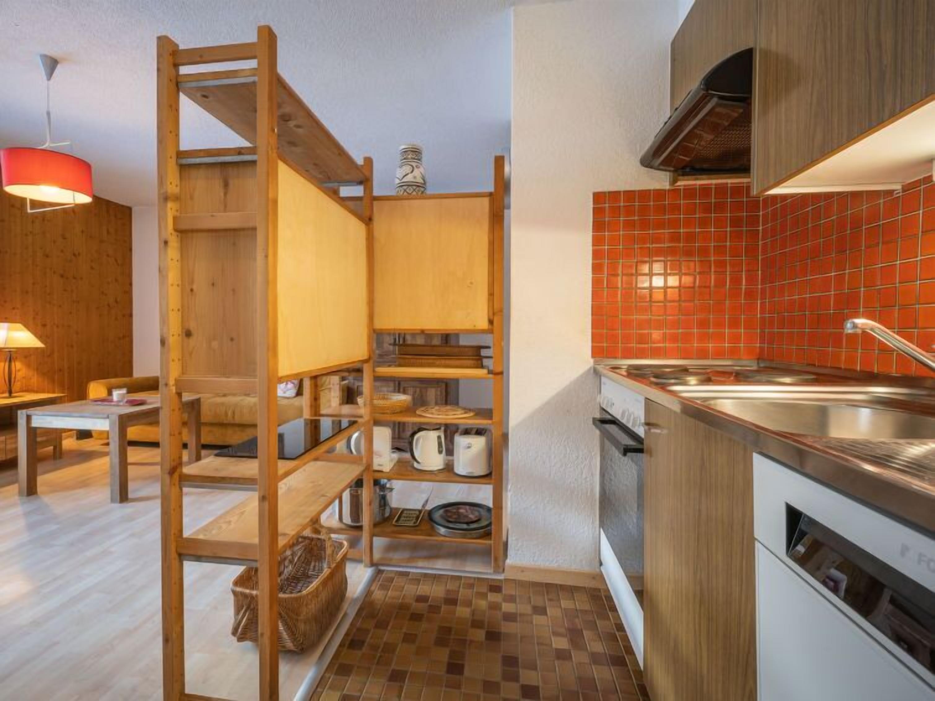 Fridge, oven, dishwasher, cookware/dishes/utensils