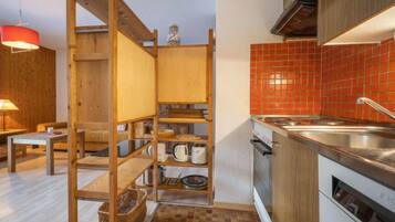Fridge, oven, dishwasher, cookware/dishes/utensils