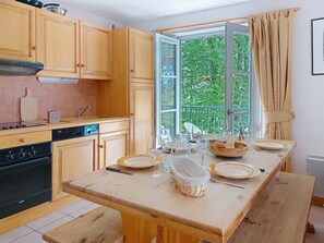 Kjøleskap, mikrobølgeovn, ovn og oppvaskmaskin