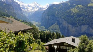 A mountain lodge with a view of snow-capped peaks and a valley. - Sulegg Apt. I by Interhome (Wengen)