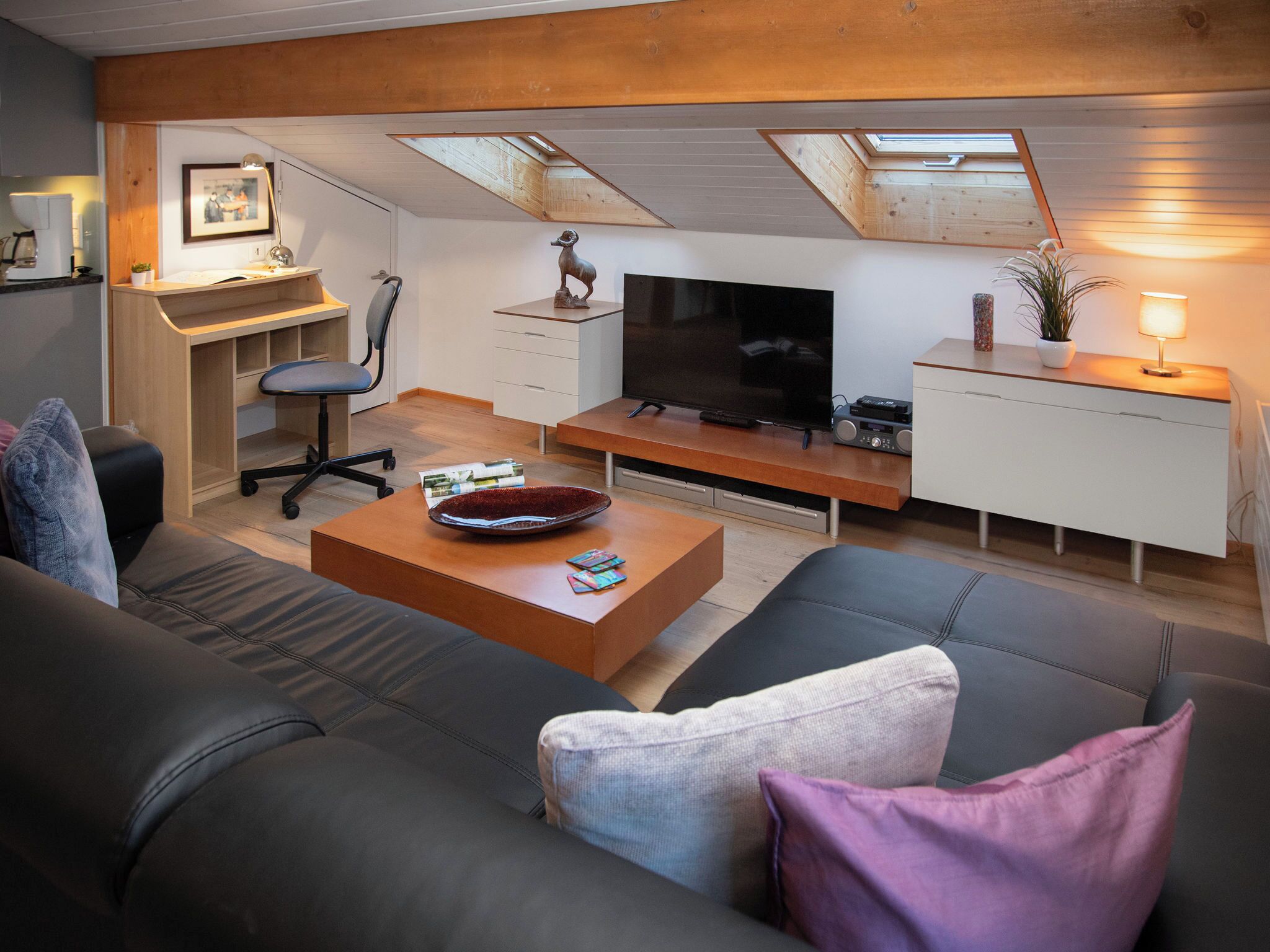 Una televisión, un reproductor de DVD