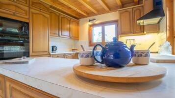 Een koelkast, een microgolfoven, een oven, een vaatwasser