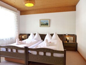 3 Schlafzimmer, Schreibtisch, Bügeleisen/Bügelbrett, WLAN