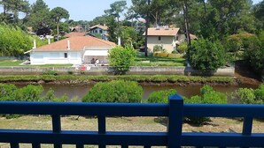 Une vue d’un quartier résidentiel avec des maisons, une rivière et un pont.