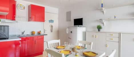 ثلاجة، ميكروويف، فرن، مستلزمات طهي/أطباق/أوعية