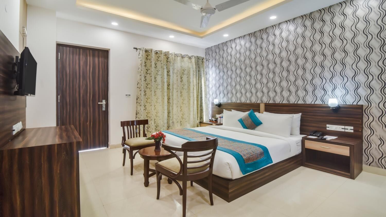 Caja de seguridad en la habitación y espacio para trabajar con laptop 