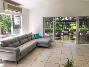 Televisión, reproductor de DVD, videoteca