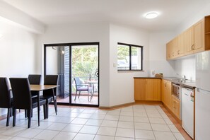 Fridge, microwave, stovetop, electric kettle - THE REGAL - APARTMENT WITH SPA BATH - PRIME LOCATION IN TOWN CENTRE (Port Douglas)