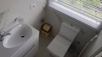 Standard Apartment, Garden View | Bathroom | Shower, towels