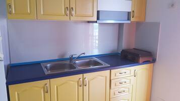 Standard Apartment, Garden View | Private kitchenette | Fridge