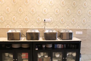 Breakfast buffet - Royal Residence Huda City Centre (Gurugram)