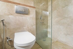Kahden hengen deluxe-huone | Kylpyhuone | Suihku, hierova suihkupää, designer-hygieniatuotteet, hiustenkuivaaja