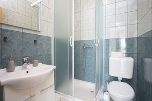 Studio (S2) | Badezimmer | Dusche, Haartrockner, Handtücher, Seife