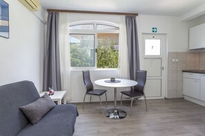 Studio (S1) | Living area | Flat-screen TV - Apartments Milka (Hvar)