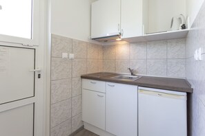 Studio (S1) | Private kitchen | Fridge, stovetop, electric kettle, cookware/dishes/utensils - Apartments Milka (Hvar)
