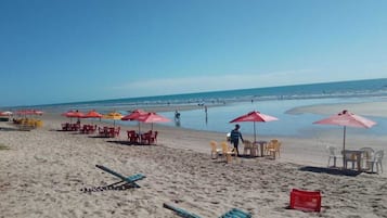 Di pantai dan pasir putih