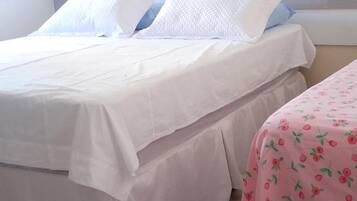 Quarto triplo básico | Frigobar, ferros/tábuas de passar roupa, Wi-Fi de cortesia