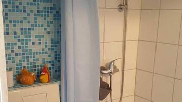 Apartment | Bathroom | Shower, hair dryer, towels, soap
