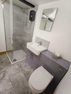 Double Room Ensuite (Room 4) | Dusj på badet