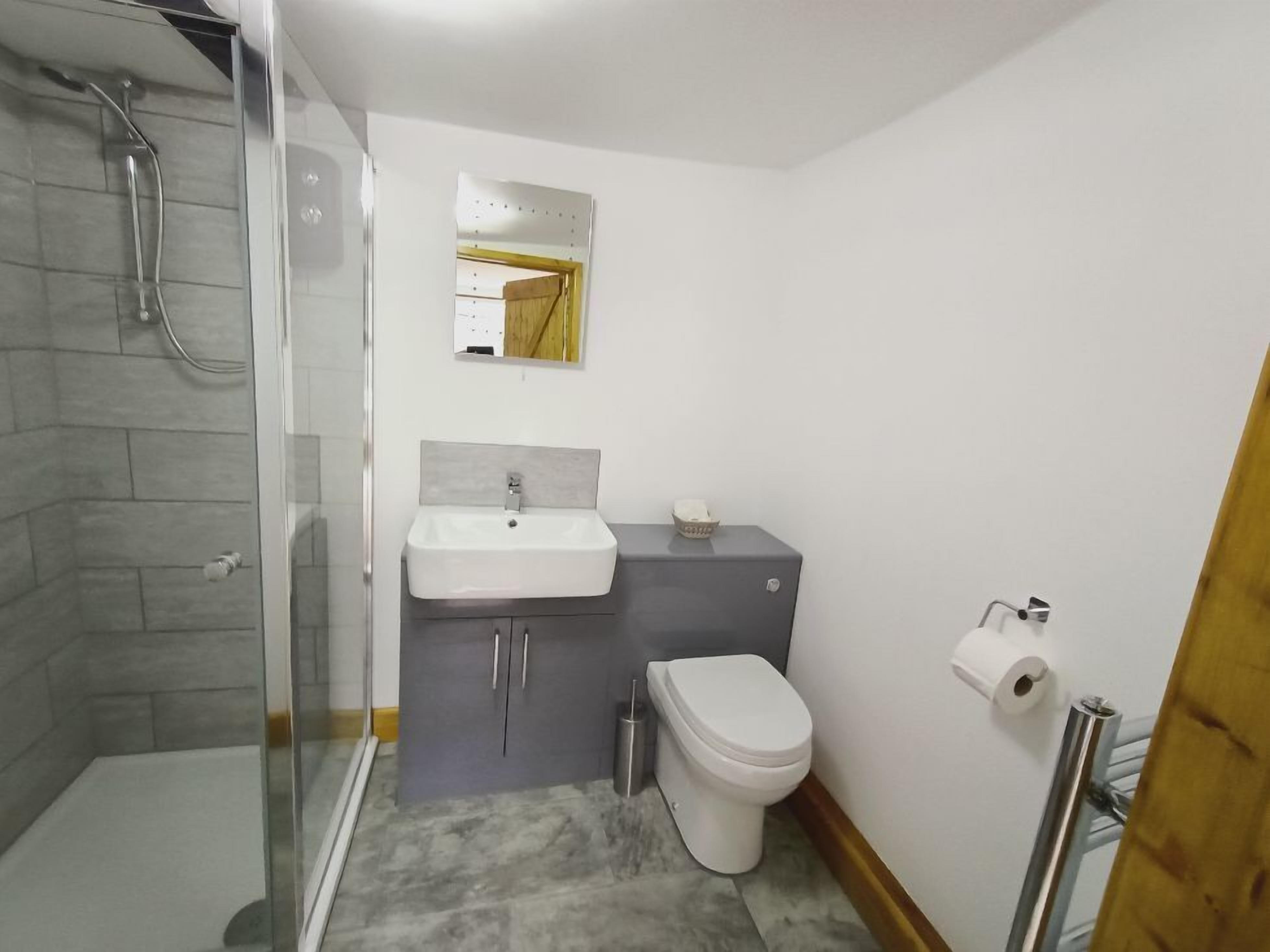 double room ensuite (room 4) | bathroom | shower, free toiletries, hair dryer, towels