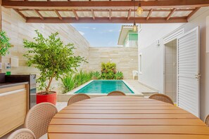 Basic Chalet | Outdoor dining