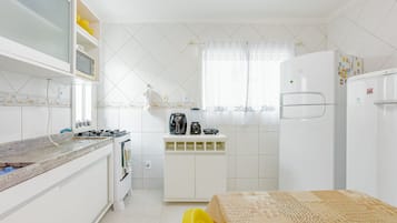 Basic Chalet | Private kitchen | Fridge, microwave, oven, stovetop
