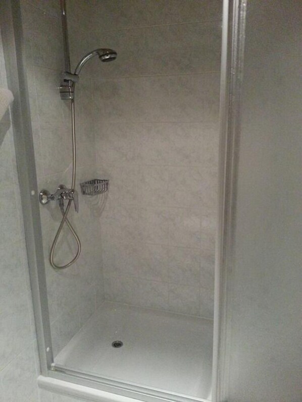 Bathroom shower - Landgasthaus Schuster (Koessen)
