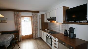 Kühlschrank, Ofen, Geschirrspüler, Kochgeschirr/Geschirr/Besteck