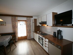 Kühlschrank, Ofen, Geschirrspüler, Kochgeschirr/Geschirr/Besteck