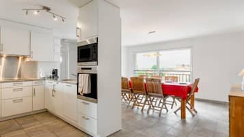 Kühlschrank, Mikrowelle, Ofen, Geschirrspüler