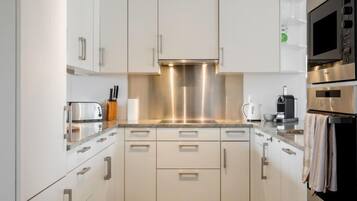 Kühlschrank, Mikrowelle, Ofen, Geschirrspüler