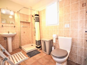 Bathroom - Villa Ballandé by Interhome (Saint-Rémy-de-Provence)
