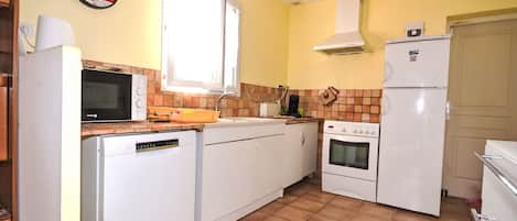 Kühlschrank, Mikrowelle, Ofen, Geschirrspüler