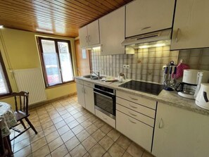 Een koelkast, een oven, een broodrooster, een kinderstoel