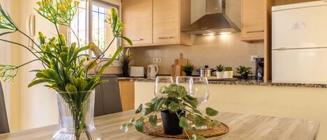 Kühlschrank, Mikrowelle, Ofen, Geschirrspüler