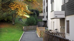 Ein Weg, der zu einem Gebäude mit der Aufschrift 'Residence A' führt.