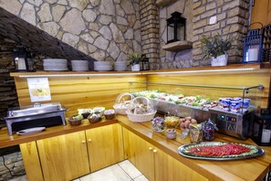 Free daily buffet breakfast - Hotel & Karczma Stary Młyn (Kozieglowy)