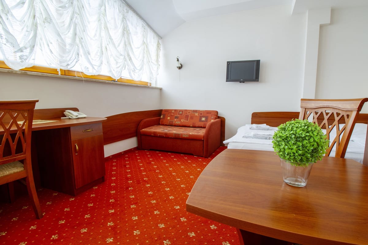 Quadruple Room | Desk, iron/ironing board (on request), free WiFi, bed sheets