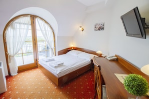 Habitación con 1 cama matrimonial o 2 individuales | Escritorio, tabla de planchar con plancha, wifi gratis y ropa de cama