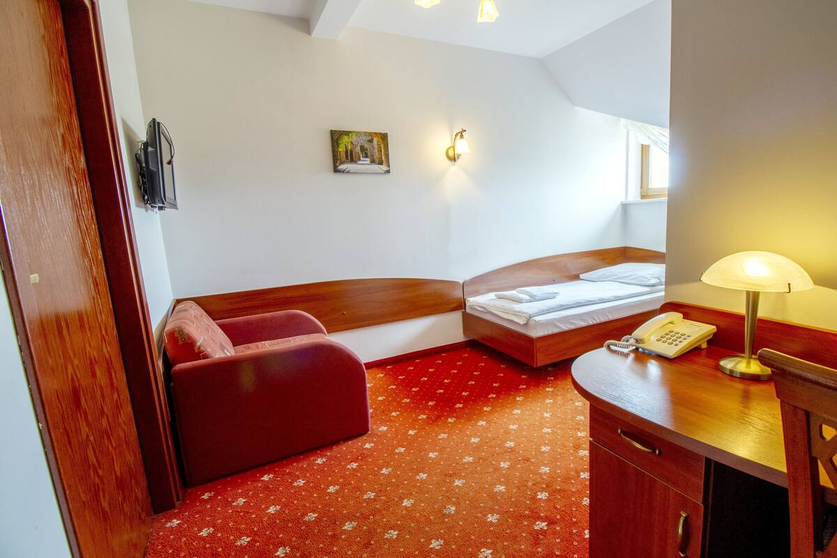 Single Room | Desk, iron/ironing board (on request), free WiFi, bed sheets