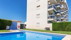 Ein modernes Apartmenthaus mit einem Schwimmbad.