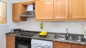 Een koelkast, een magnetron, een oven, een broodrooster