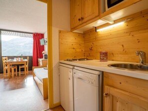 Fridge, microwave, dishwasher, cookware/dishes/utensils