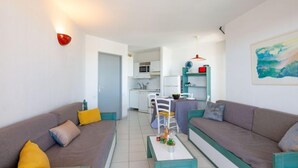 Un soggiorno moderno con due divani, un tavolino da caffè e un'area pranzo con sedie e tavolo.