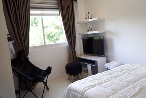 Comfort-Doppelzimmer | Individuell eingerichtet, laptopgeeigneter Arbeitsplatz
