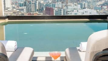 2 bars/lounges, lobby lounge, rooftop bar