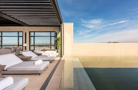 Una piscina techada, una piscina al aire libre